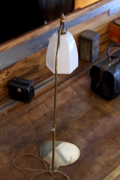 lampe art deco en laiton et opaline